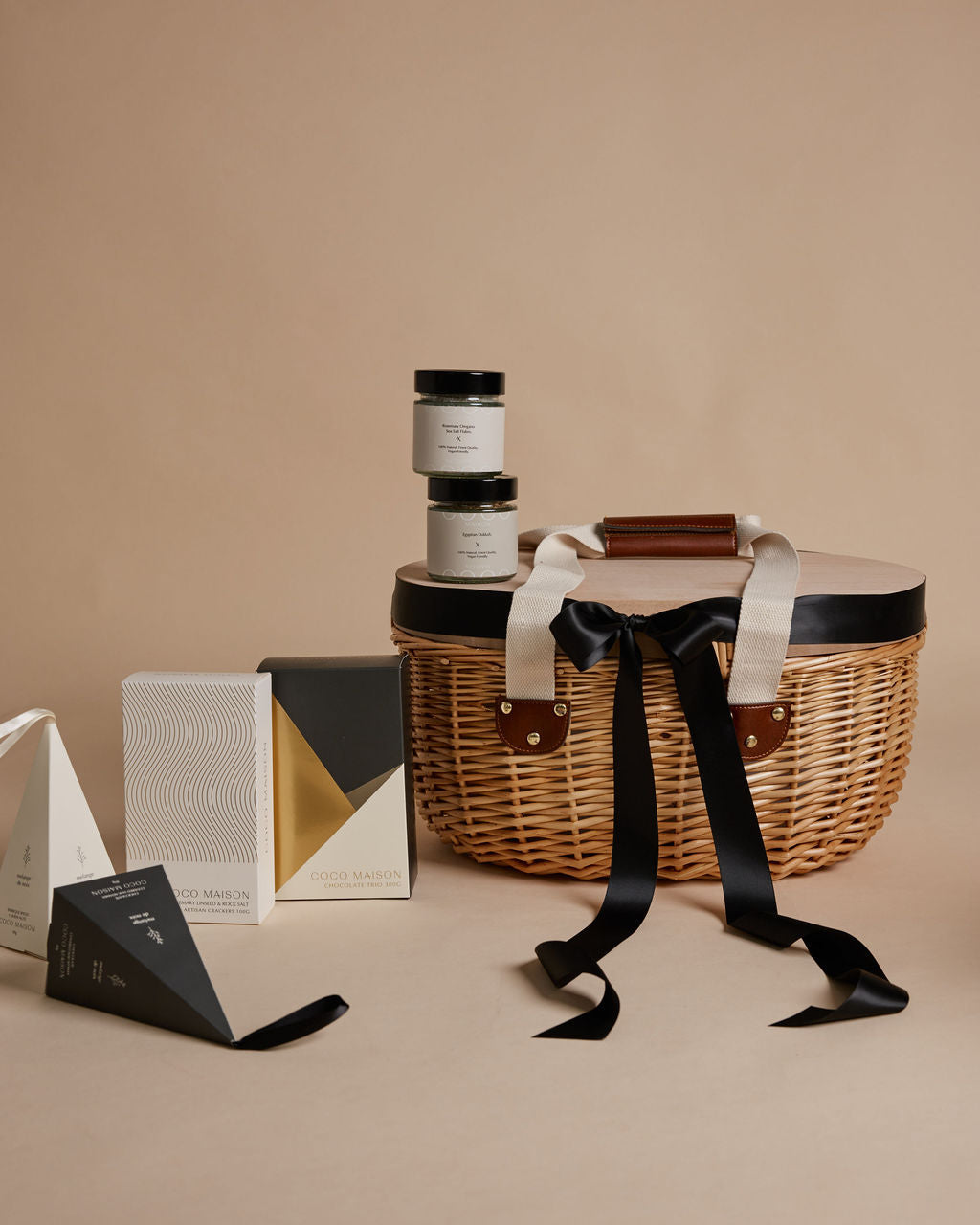 Parcelle | The Weekend Edition
A stylish picnic hamper in an oval basket with gourmet treats, chocolate & branding options—no minimums required.