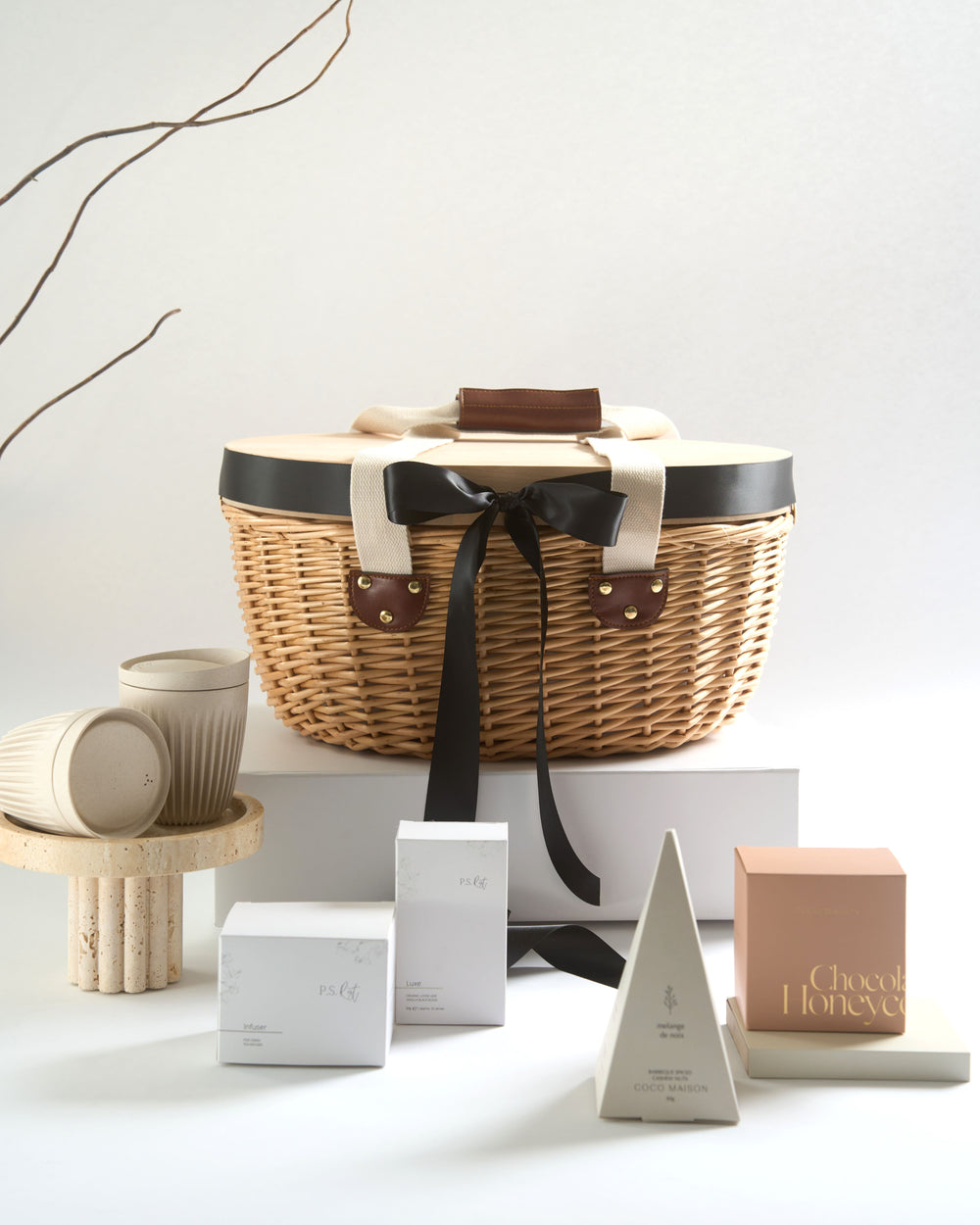 Oval Luxury Picnic Basket Hamper Gift_Coffee Cups_PSRest Tea_Chocolate_Nuts