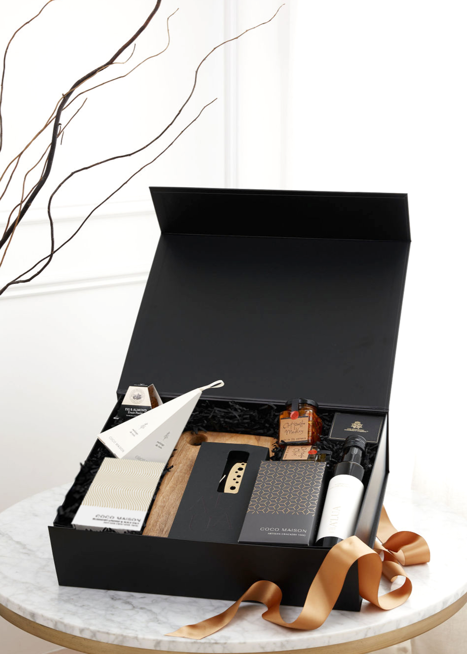 Parcelle | Luxurious Christmas gift set in a white or black XL gift box featuring gourmet treats including a wooden board, A'lua Home Olive Oil, truffle chips, artisan crackers, and gold cheese & pate knife set