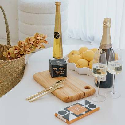 
                      
                        Parcelle ~ Chandon Celebration Market Tote Gift Includes Chandon NV Sparkling Brut, Ogilvie & Co Golden Truffle Oil, Optional Branded Wooden Board and Signature Parcelle Cheese Knife Set
                      
                    