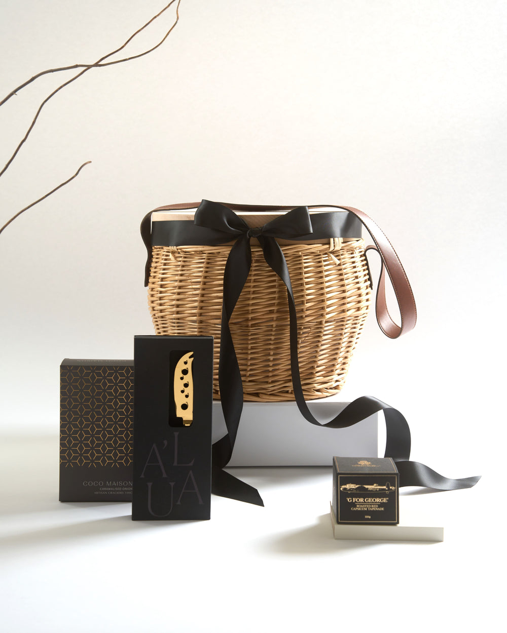 Parcelle | The Bayside Luxury Round Wicker Basket Gift set