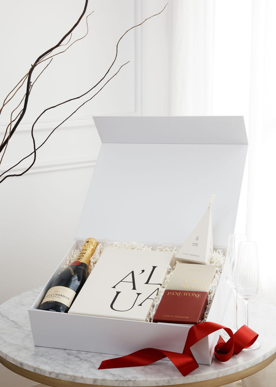 Parcelle | Elegant Christmas gift set in a white or black XL gift box featuring Moet & Chandon Champagne, traditional panettone, chocolate-coated strawberries, BBQ spice cashews, and premium fluted champagne glasses